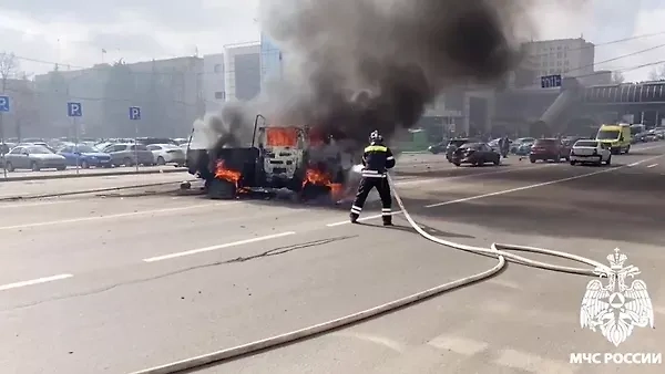 Спасатели тушат пожар после ДТП в Курске. Фото © ГУ МЧС России