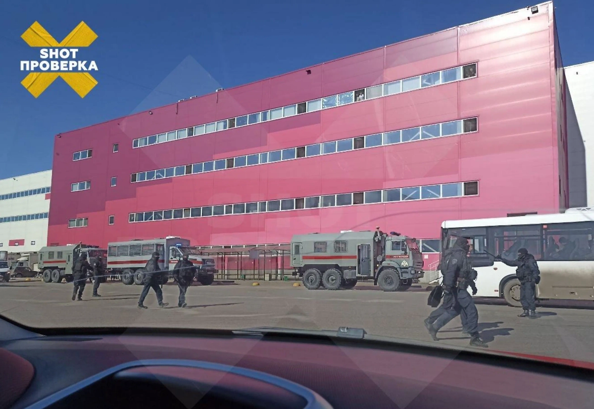 Масштабный рейд проходит на складах Wildberries в Электростали. Обложка © SHOT ПРОВЕРКА