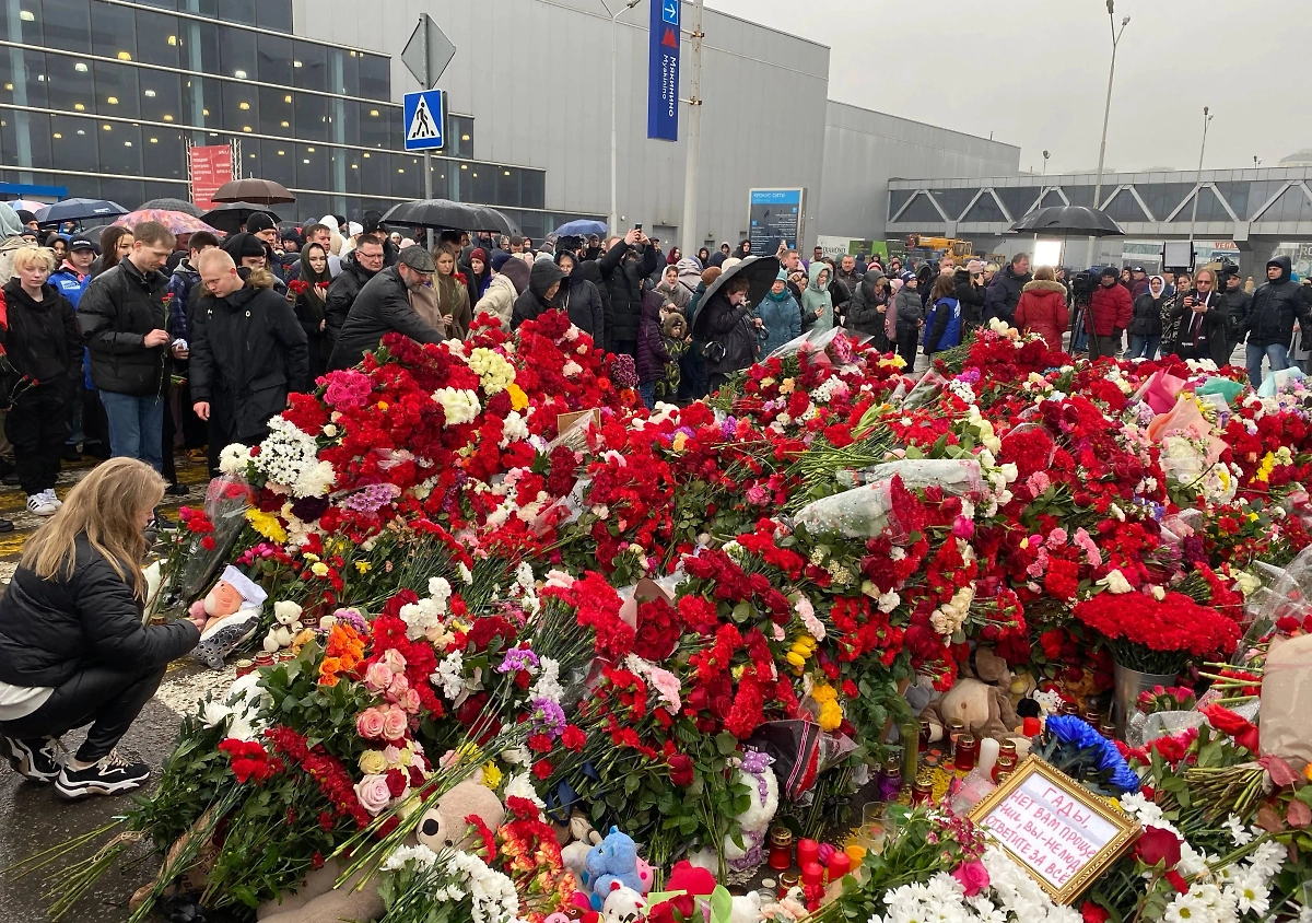 Стихийный мемориал у "Крокус сити холла". Обложка © Life.ru