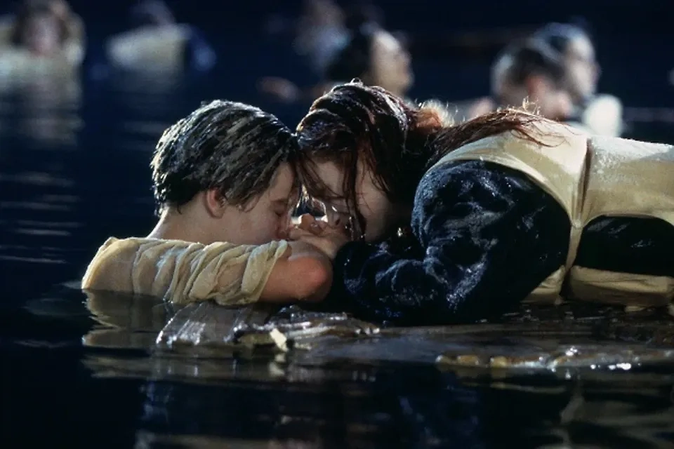 Кадр из фильма "Титаник". Обложка © "Титаник", режиссёр Джеймс Кэмерон, сценарист Джеймс Кэмерон / Kinopoisk
