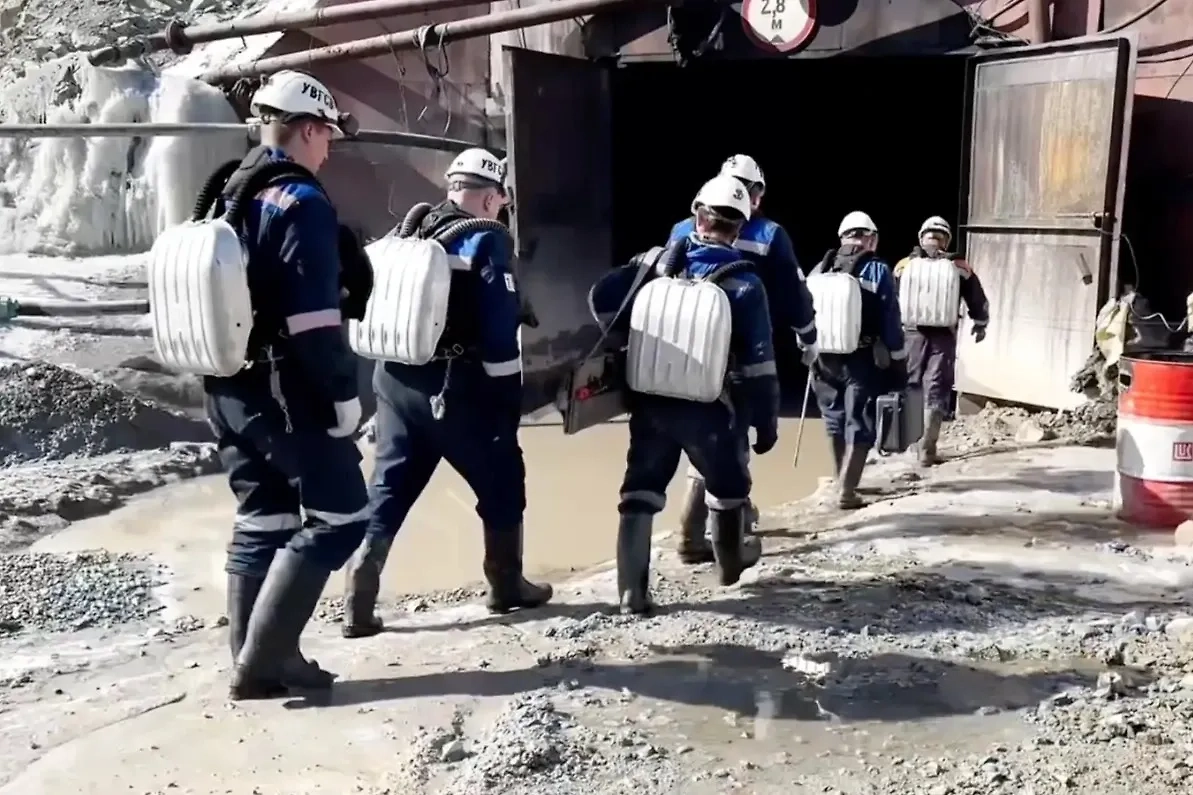 Спасательные работы на руднике "Пионер" в Амурской области. Обложка © Telegram / МЧС России