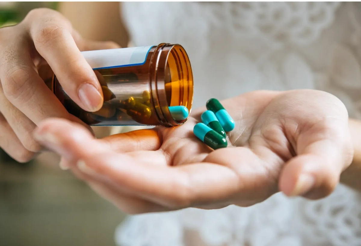 Для того чтобы лекарство подействовало правильно, важно не только соблюдать дозировку, но и правильно его запивать. Обложка © Freepik / jcomp