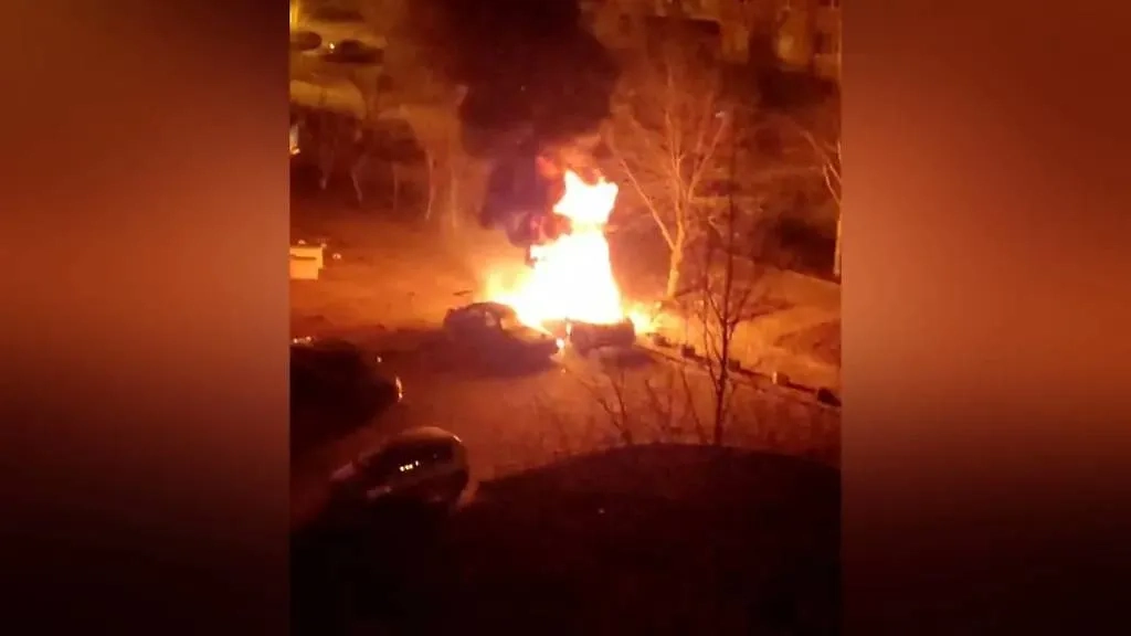 Пожар в Белгороде после того, как в припаркованную машину прилетел обломок. Обложка © Telegram / SHOT