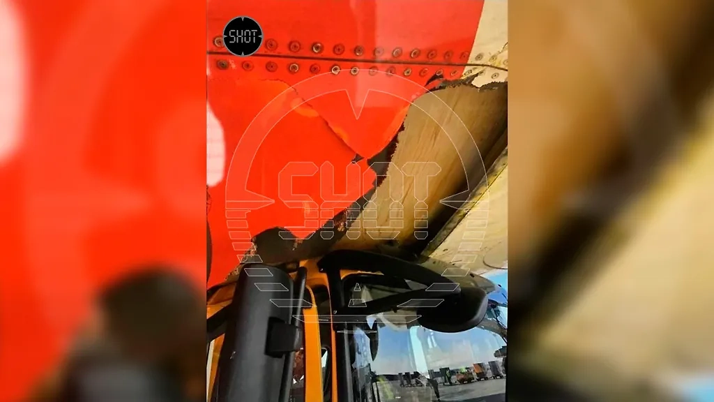 Последствия столкновения водовоза с самолётом в Домодедово. Фото © Telegram / SHOT