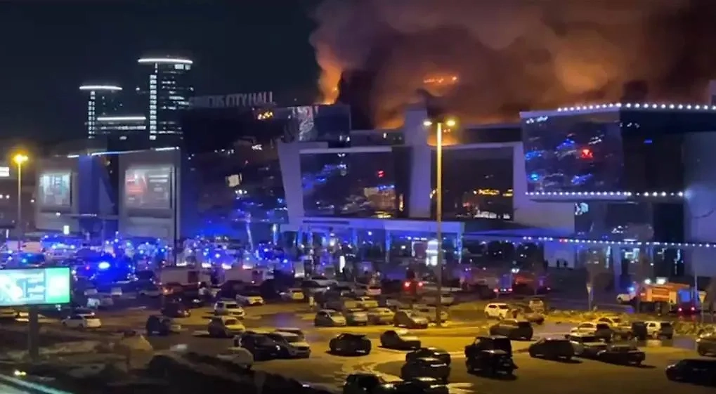 "Крокус сити холл" в вечер теракта 22 марта. Обложка © Life.ru