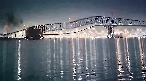 Фото с места обрушения моста в Балтиморе. Обложка © X / TendayiZinyama