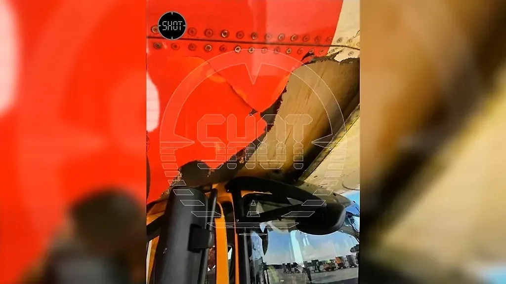 Последствия столкновения водовоза с самолётом в Домодедово. Обложка © Telegram / SHOT