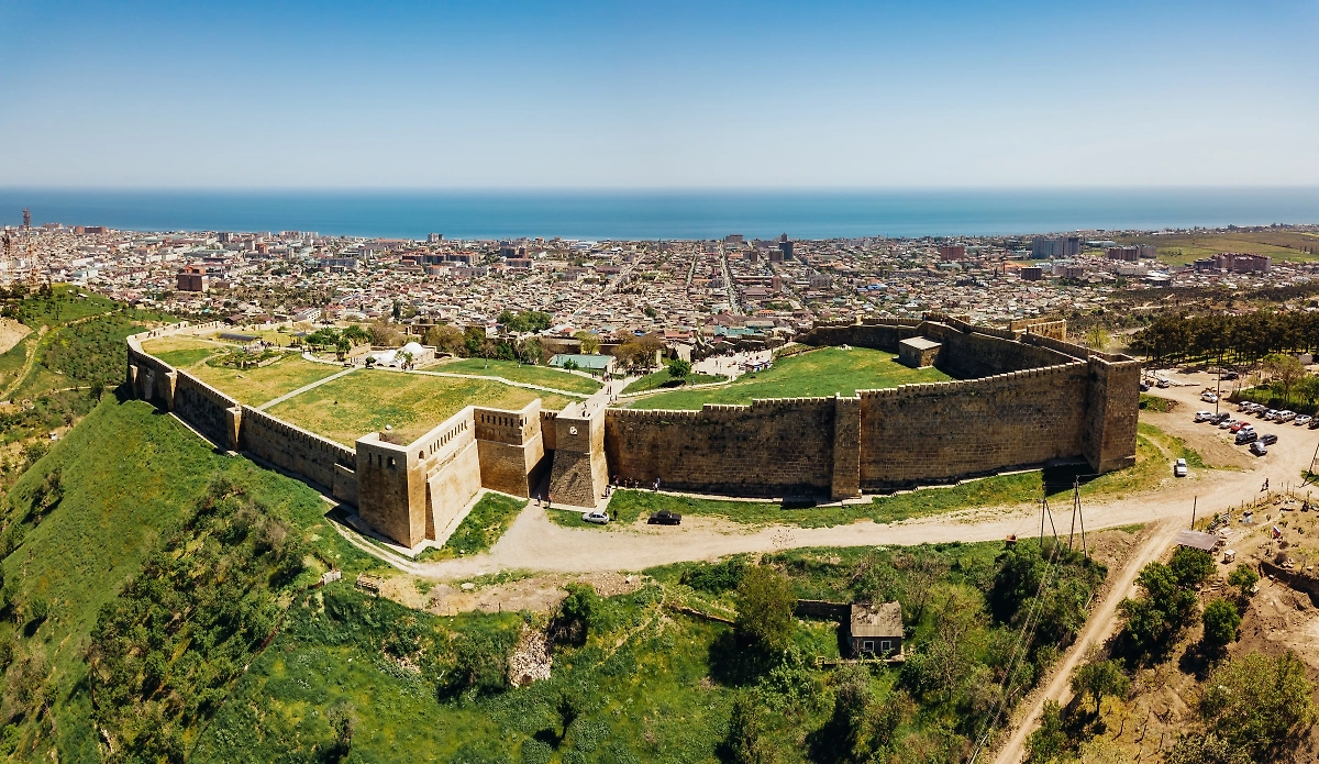 Персидская цитадель, часть Дербентской крепости Нарын-Кала. Обложка © Shutterstock / FOTODOM