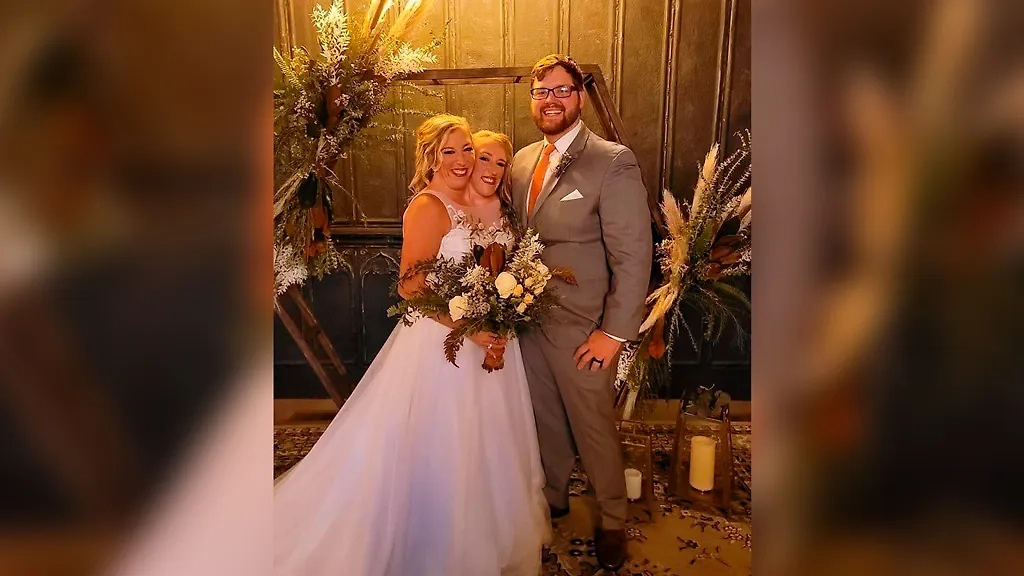 Бриттани и Эбигейл Хенсел с Джошем Боулингом. Обложка © X / Michael Oyewole