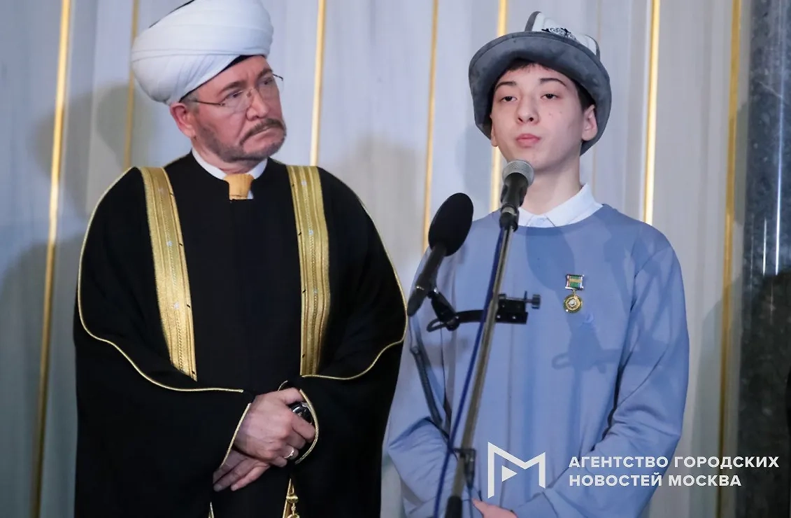 Исламу Халилову вручили медаль за подвиг в "Крокус сити холле". Обложка © АГН "Москва" / Василий Кузьмичёнок