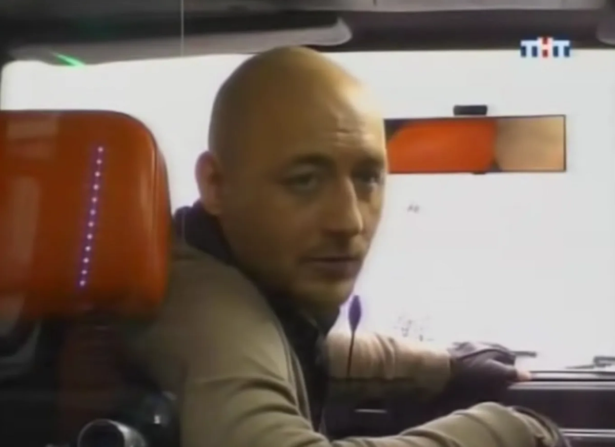 "Такси" — это телеигра на ТНТ, где можно было заработать деньги, попав в обычное снаружи такси. Фото © YouTube / Архив шоу / Такси на ТНТ