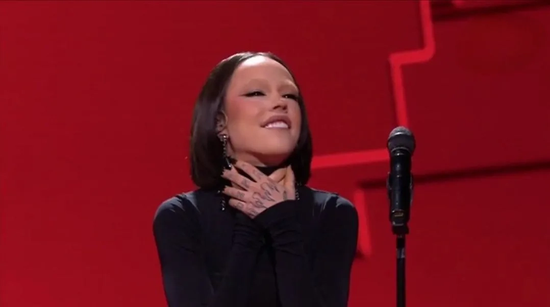 Участница "Голоса", известная как исполнительница Инстасамка, напомнила Полине Гагариной, что та хотела её придушить. Обложка © Фото © 1tv.ru