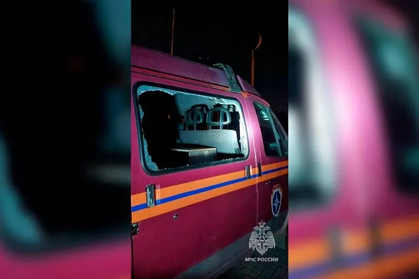 Пожарная машина получила повреждения в результате атаки ВСУ в Горловке. Обложка © Telegram / МЧС России