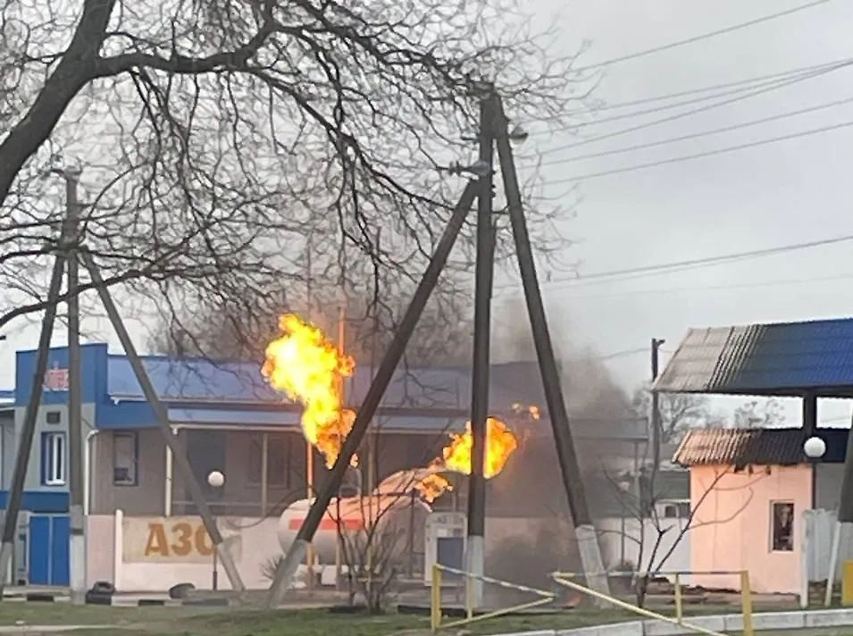 Пожар на заправке в Херсонской области после удара ВСУ. Фото © t.me / SALDO_VGA