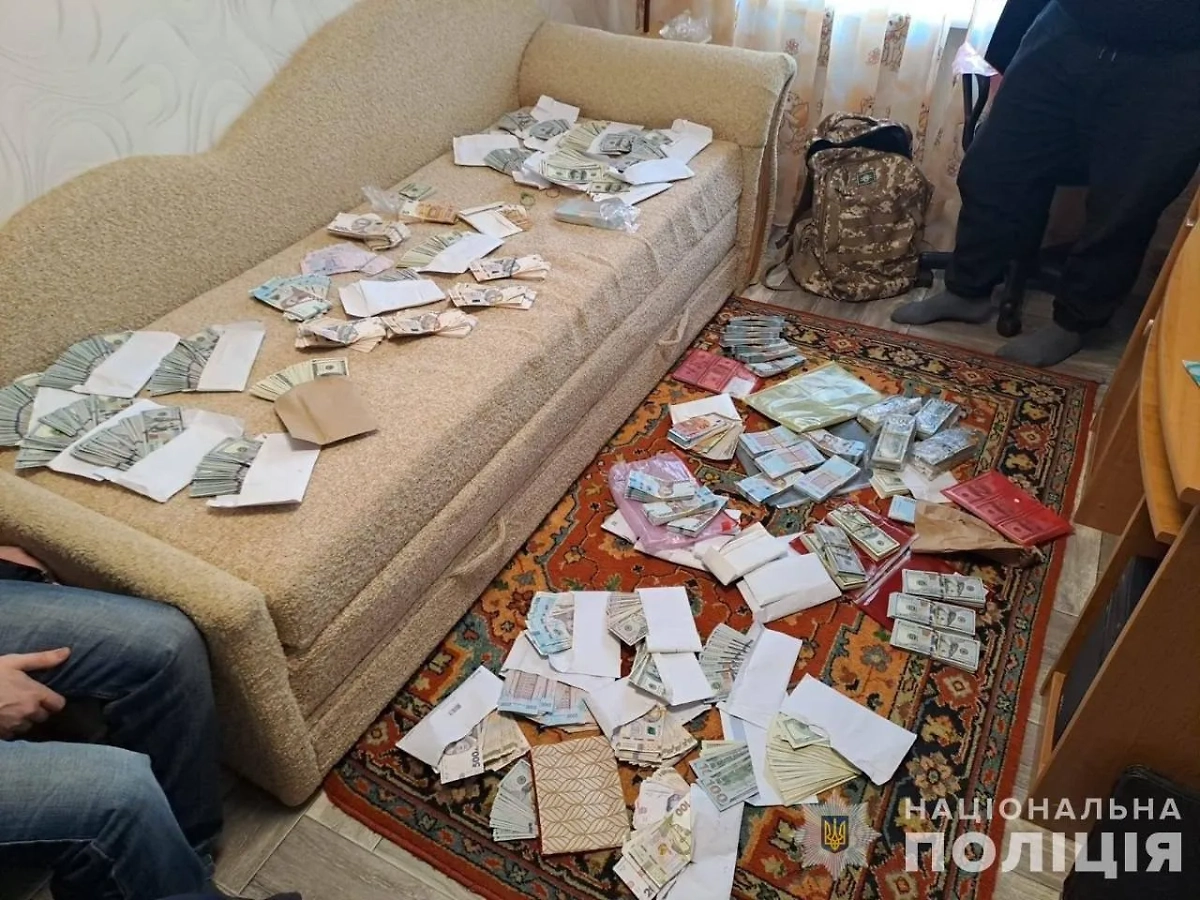 Кадры обысков у задержанных украинских чиновников, продававших липовые справки уклонистам. Фото © Telegram / Національна поліція України