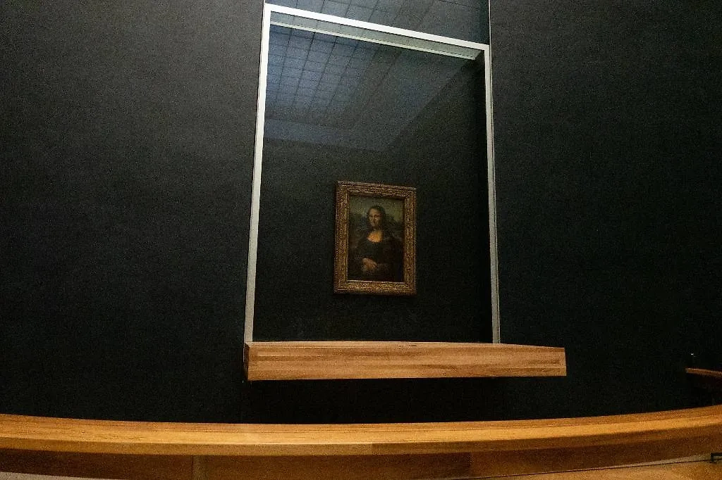 Картина "Мона Лиза" в Лувре. Обложка © ТАСС / Zuma