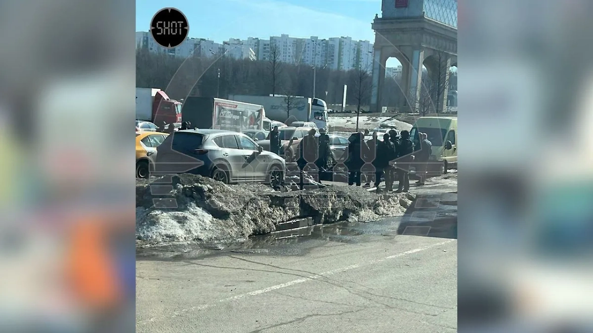 Группа из 20 человек была задержана в районе Crocus City Hall днём перед терактом. Обложка © Telegram / SHOT