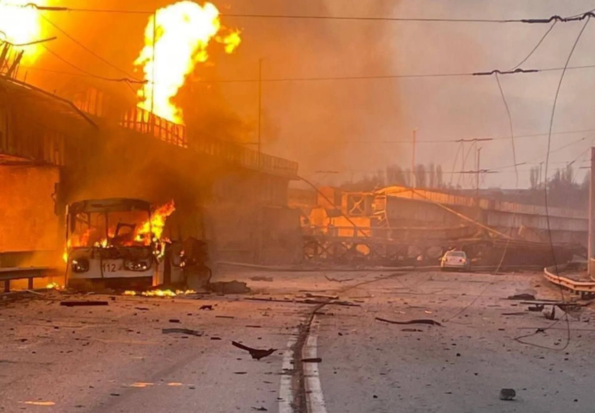 Пожар на Днепрогэс после ракетного удара. Обложка © "Страна.ua"