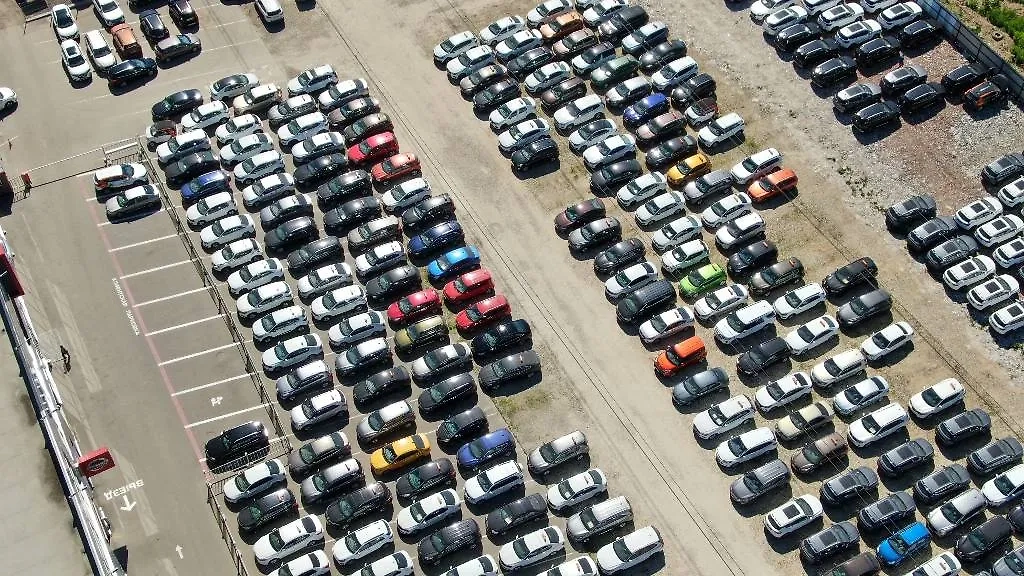 Стоянка с новыми иномарками в Москве. Обложка © Агентство "Москва" / Воронин Денис