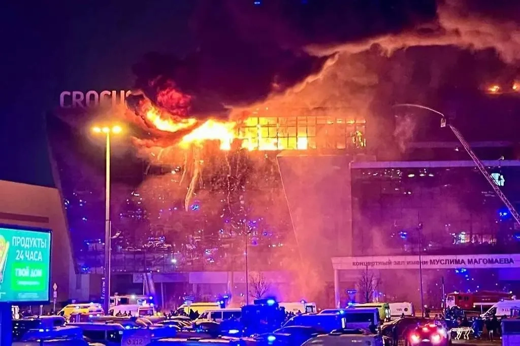 Кровля Crocus City Hall начала рушиться. Обложка © Life.ru