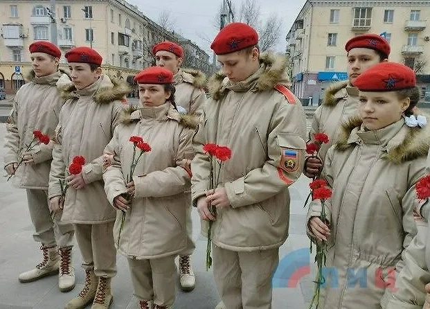 В Луганске жители несут цветы и свечи к местному храму. Фото © Telegram / ЛуганскИнформЦентр Z