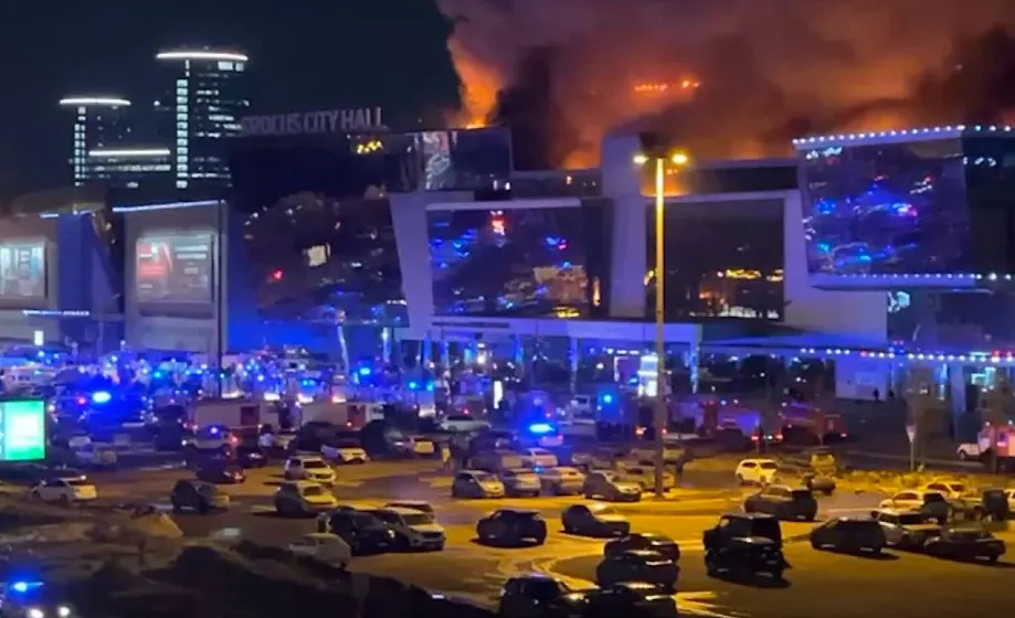 "Крокус" в момент террористической атаки. Обложка © Life.ru