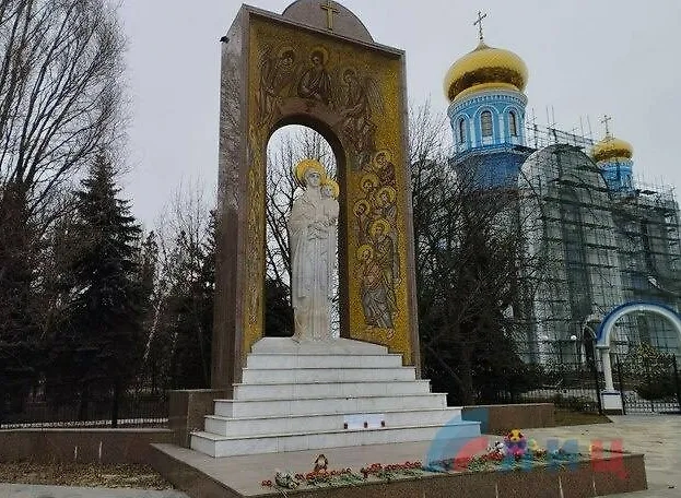 В Луганске жители несут цветы и свечи к местному храму. Фото © Telegram / ЛуганскИнформЦентр Z