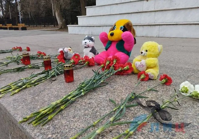 В Луганске жители несут цветы и свечи к местному храму. Фото © Telegram / ЛуганскИнформЦентр Z