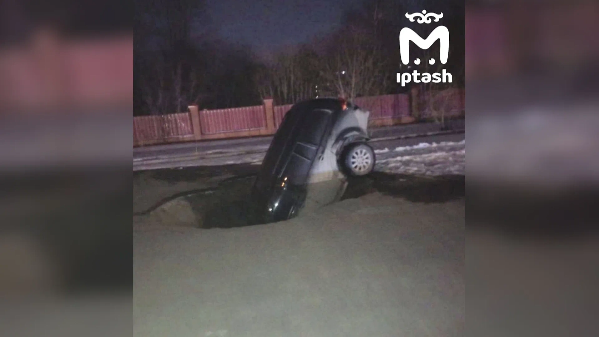 В Казани внедорожник провалился под асфальт. Фото © Telegram / Mash Iptash