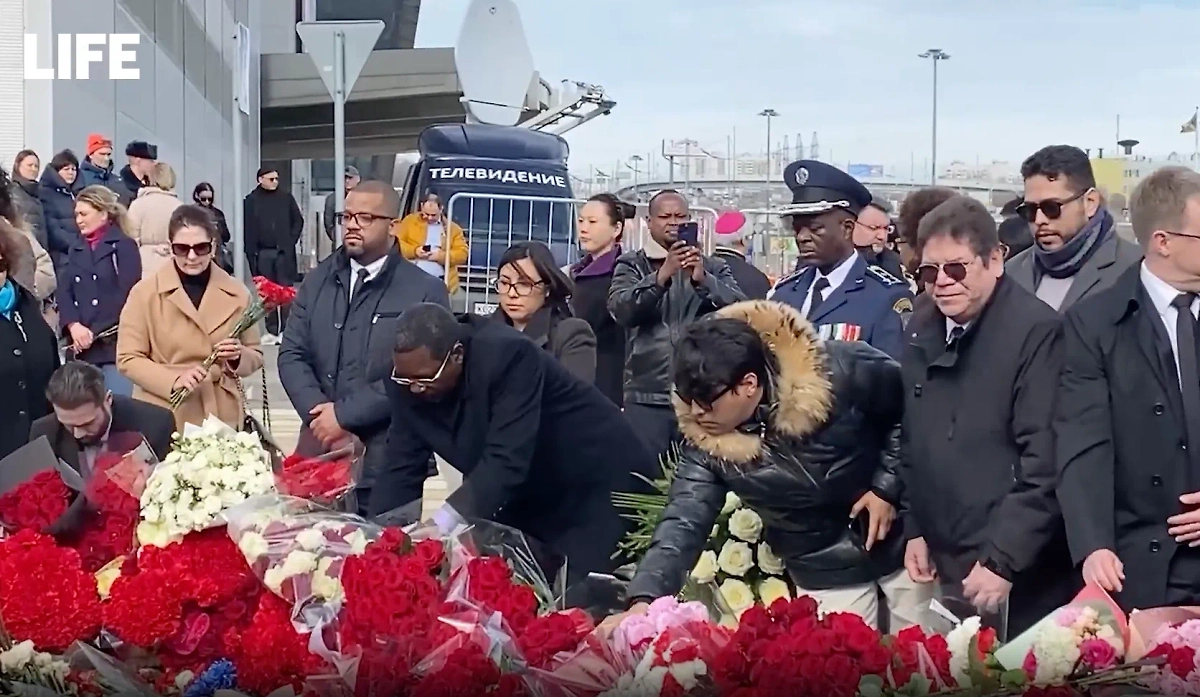 Сотрудники иностранных дипмиссий принесли цветы к мемориалу возле "Крокуса". Видео © Life.ru