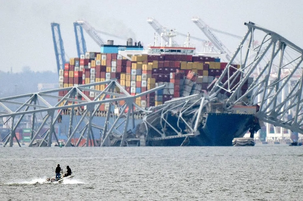 В Балтиморе обрушился автомобильный мост. Обложка © ТАСС / AP / Mark Schiefelbein
