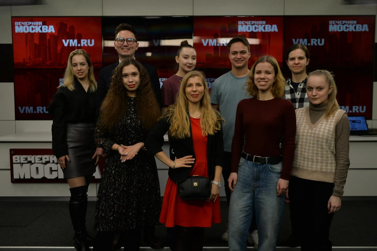 Именные стипендиаты правительства столицы, а также члены студенческих парламентских клубов на экскурсии. Обложка © "Вечерняя Москва" / Александр Кочубей