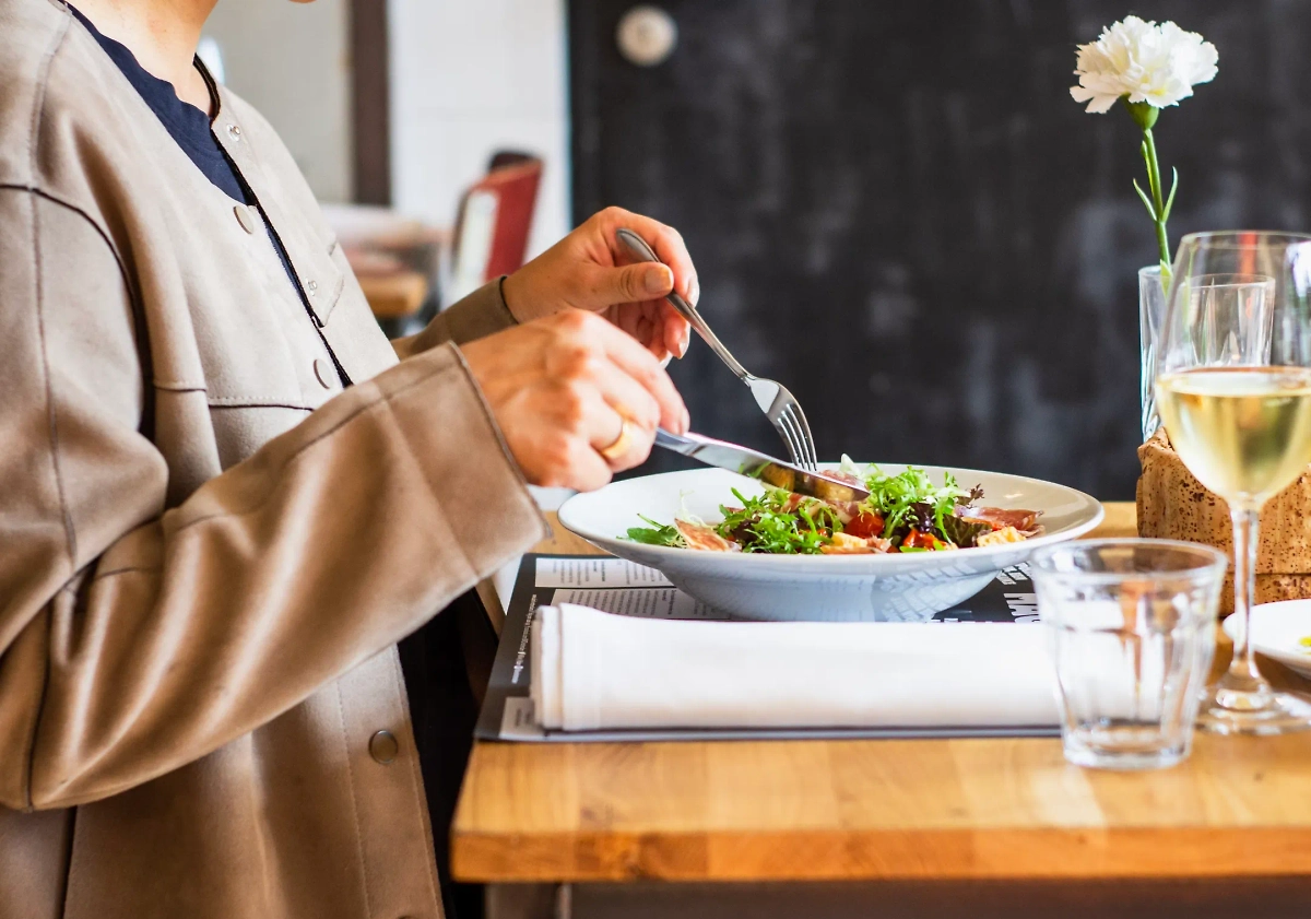 Когда ещё порадовать себя изысканным блюдом, если не 6 марта — в День гурмана. Фото © Louis Hansel / Unsplash