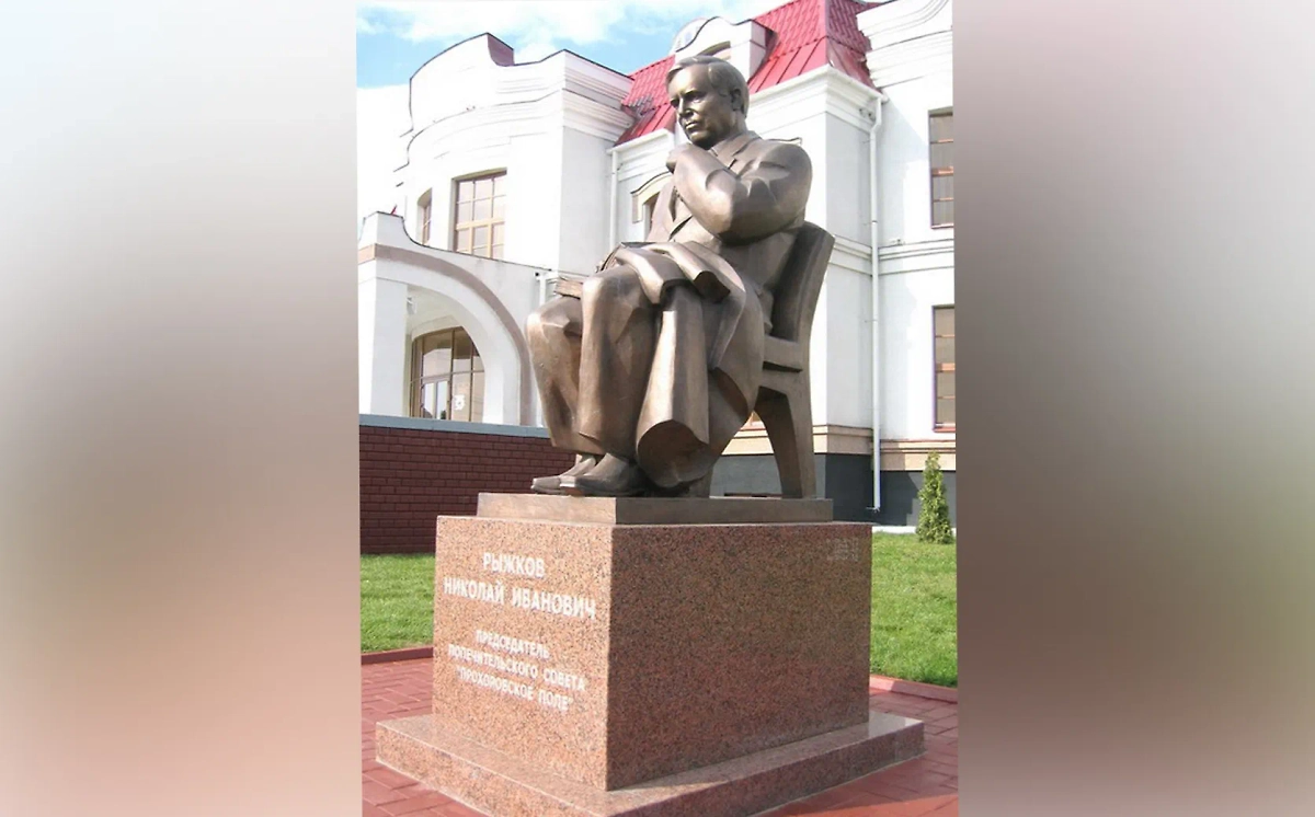 Памятник Н.И. Рыжкову Фото © Sogoian.ru
