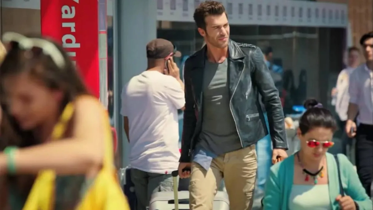 Турецкие сериалы в хорошем качестве обыгрывают историю бедной девушки и богатого парня. Фото © "Запах клубники". Режиссёр Филиз Гюльмез Пакман, сценарий Бану Зенгин Так, Аслы Зенгин / Kinopoisk.ru