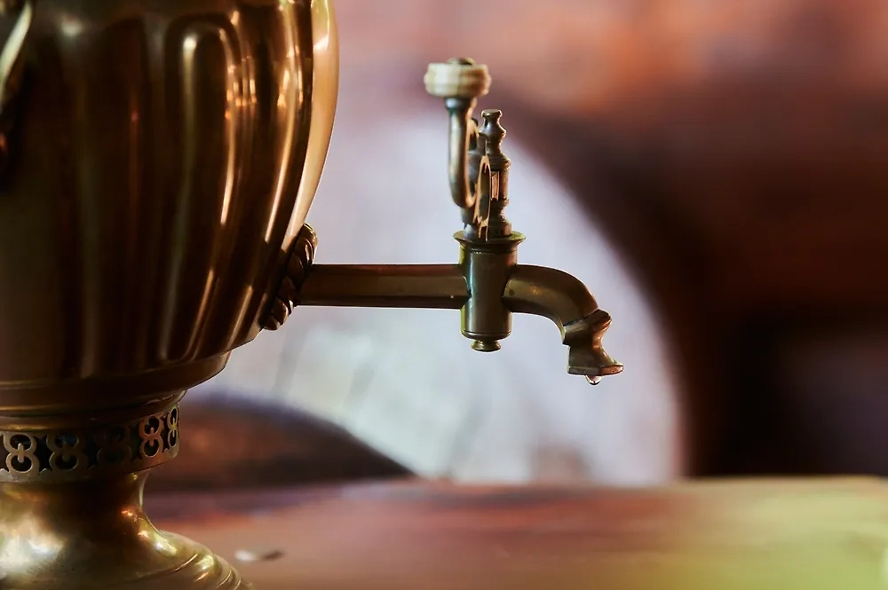 В России хотят создать духи с "ароматом самовара". Обложка © Shutterstock / Vershinin89