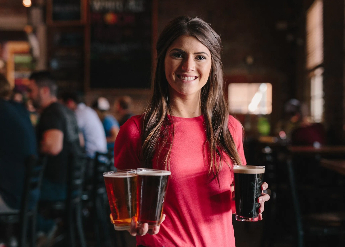 В Средневековье женщин-пивоваров считали ведьмами. Хорошо, что сегодня инквизиция им не угрожает. Фото © Elevate / Unsplash