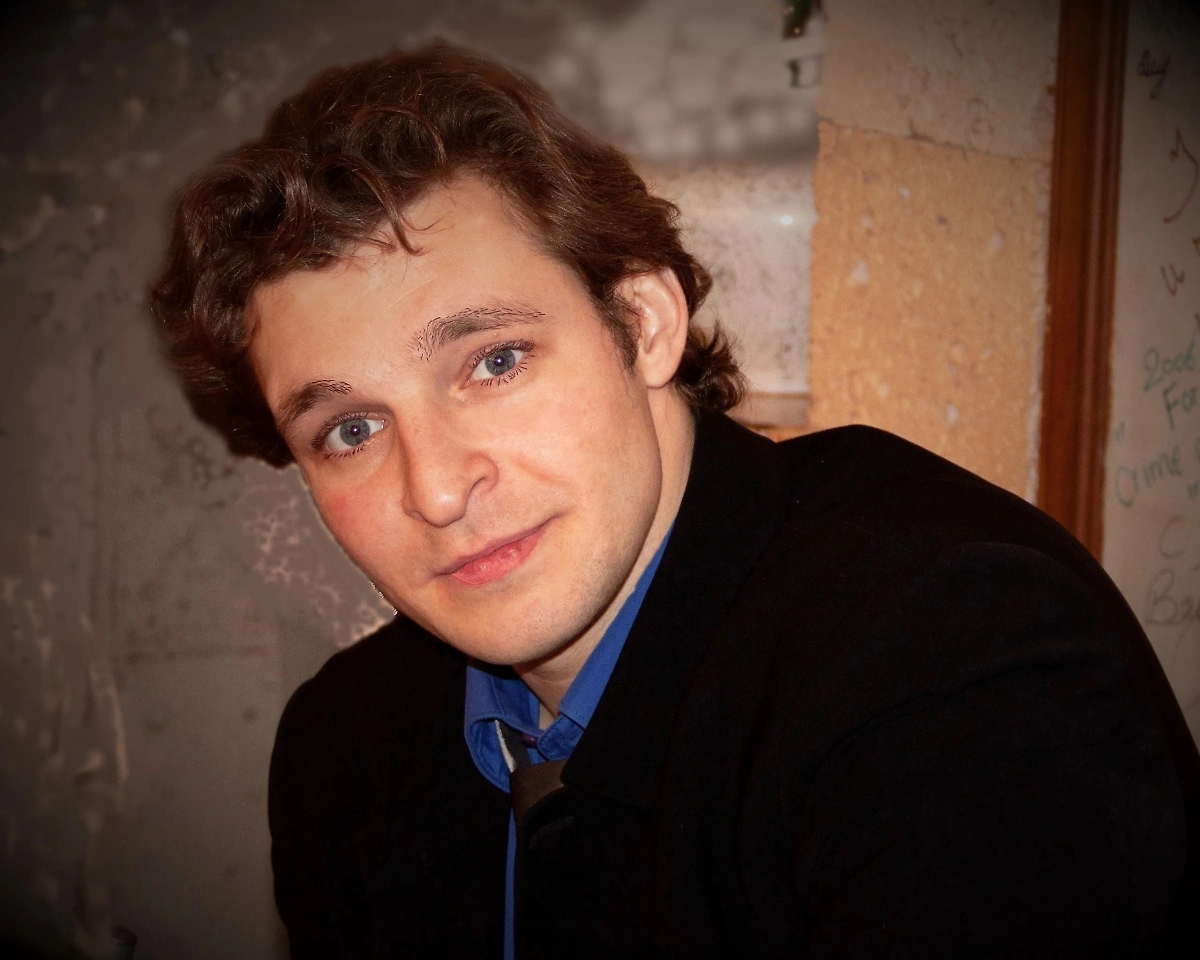 Актёр театра и кино Илья Устюжанинов. Обложка © VK / "Камерная сцена" театр Лобня