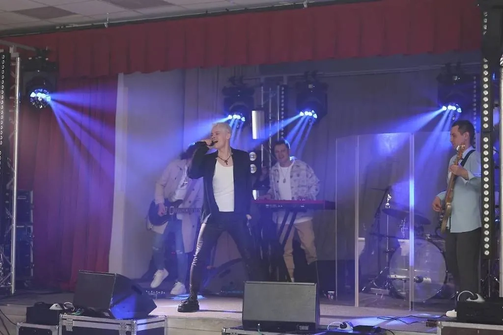 Shaman выступил на благотворительном концерте в подмосковной женской колонии. Обложка © Telegram / ФСИН России 