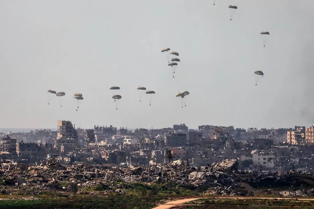 Сброс гуманитарной помощи с воздуха на севере сектора Газа. Обложка © ТАСС / EPA / ATEF SAFADI