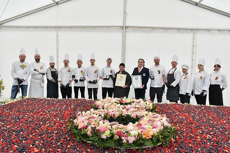 Торт-рекордсмен, приготовленный в Сочи. Фото © Telegram / Сочи Официальный