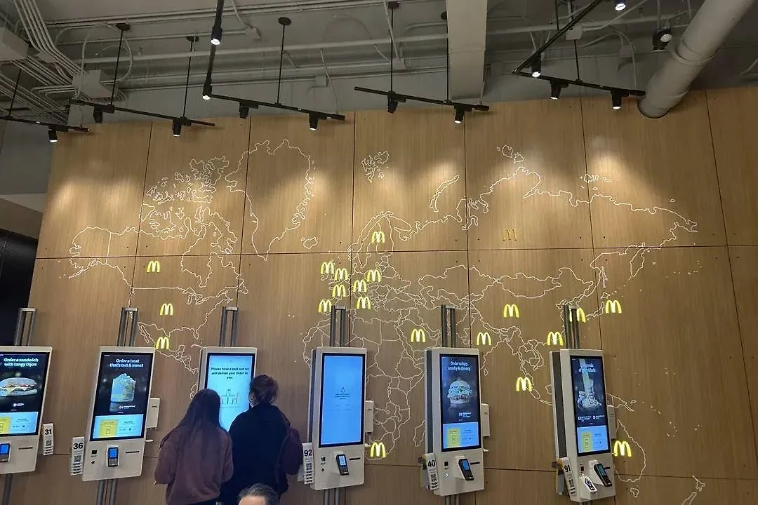 Карта мира с логотипами сети «Макдональдс». Фото © Reddit / VainIsMyName