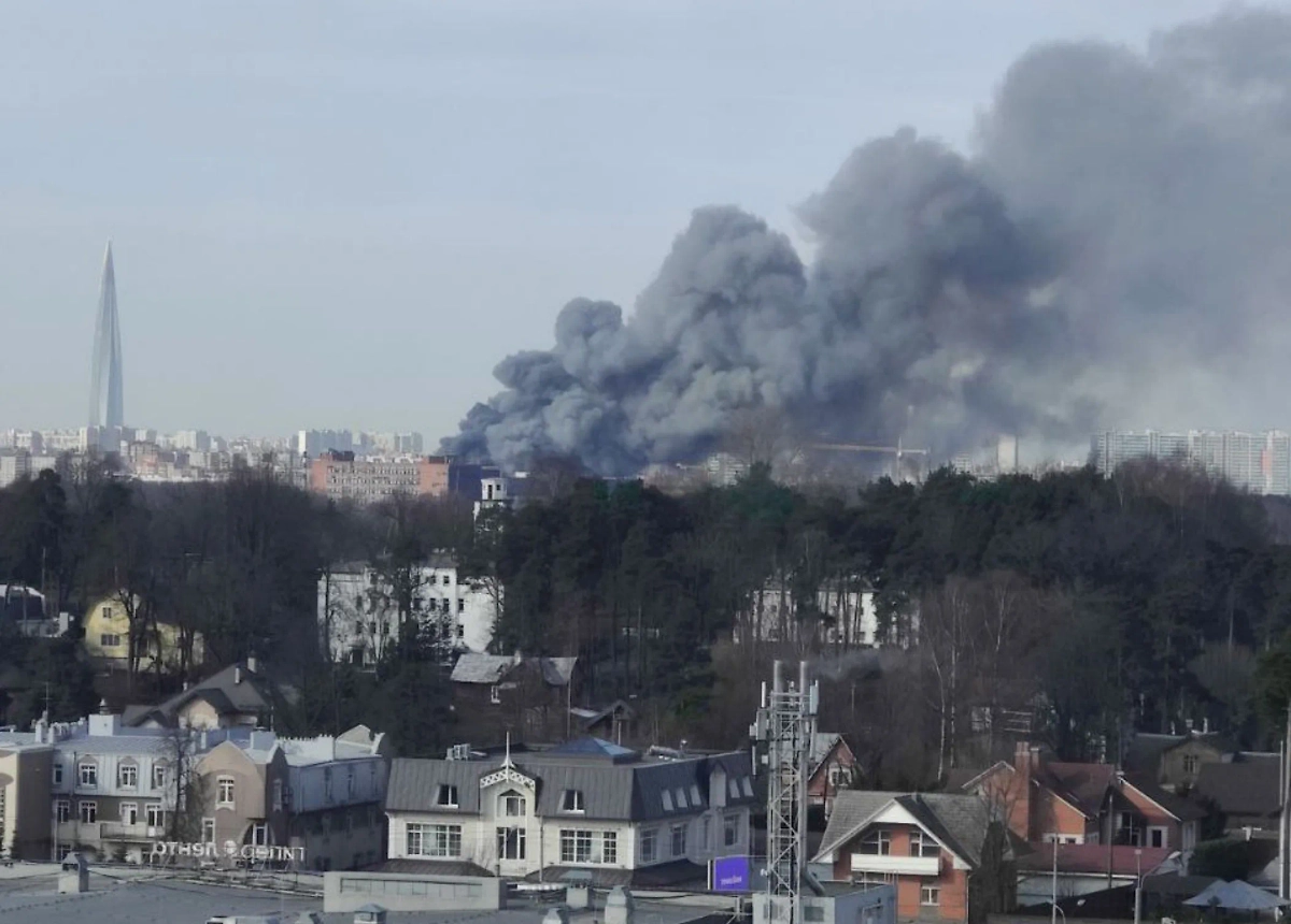 Сильнейший пожар произошёл в промзоне на севере Санкт-Петербурга. Обложка © Telegram / SHOT