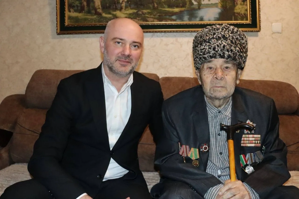 Мэр Назрани Руслан Оздоев и ветеран Магомед Медаров. Обложка ©  Telegram /Администрация г. Назрань