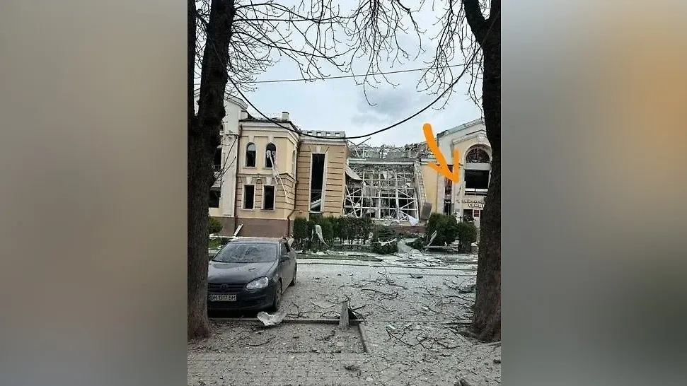 Разрушенное ракетным ударом здание конгресс-центра Сумского госуниверситета. Обложка © Telegram / Операция Z: Военкоры Русской Весны