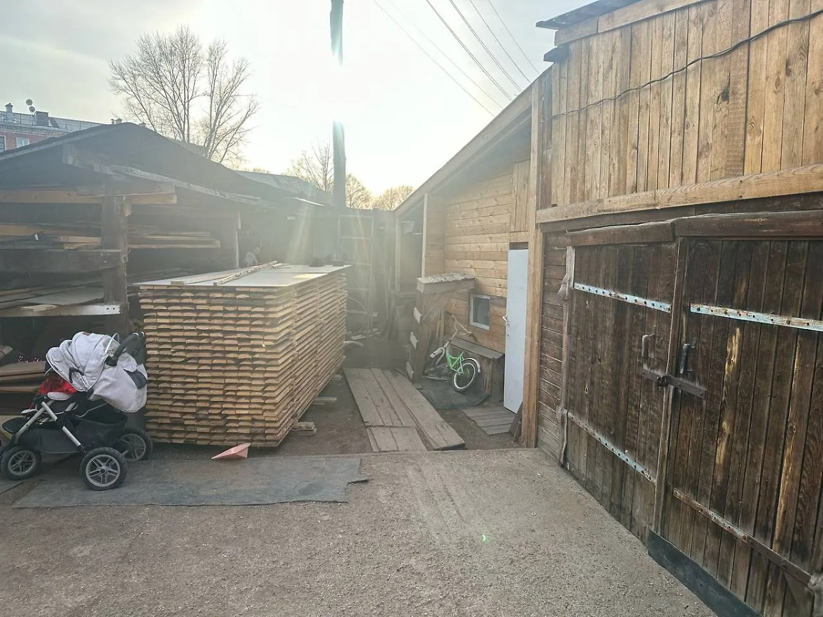 Двор семьи, где произошло убийство. Фото © Telegram / ГСУ СК России по Красноярскому краю и Республике Хакасия