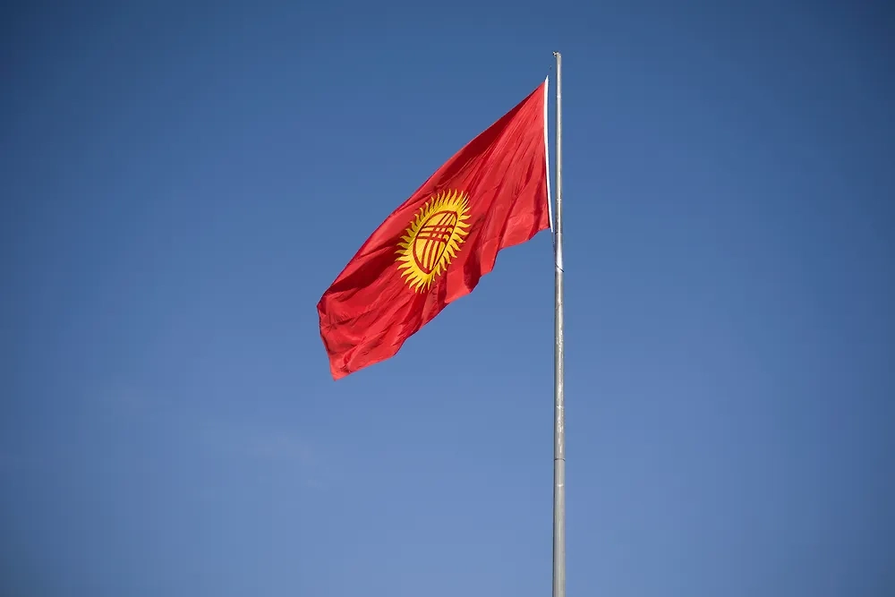 Флаг Киргизии. Обложка © Shutterstock / FOTODOM / Alan Sau