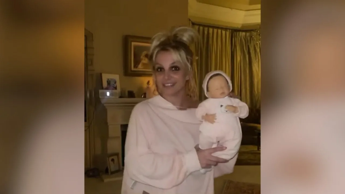 Бритни Спирс с куклой. Обложка © Instagram (владелец компания Meta признана в России экстремистской и запрещена) / britneyspears/