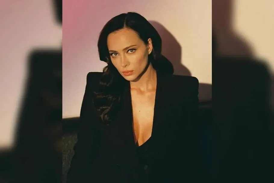 Настасья Самбурская. Обложка © Instagram (признан экстремистской организацией и запрещён на территории Российской Федерации) / samburskaya