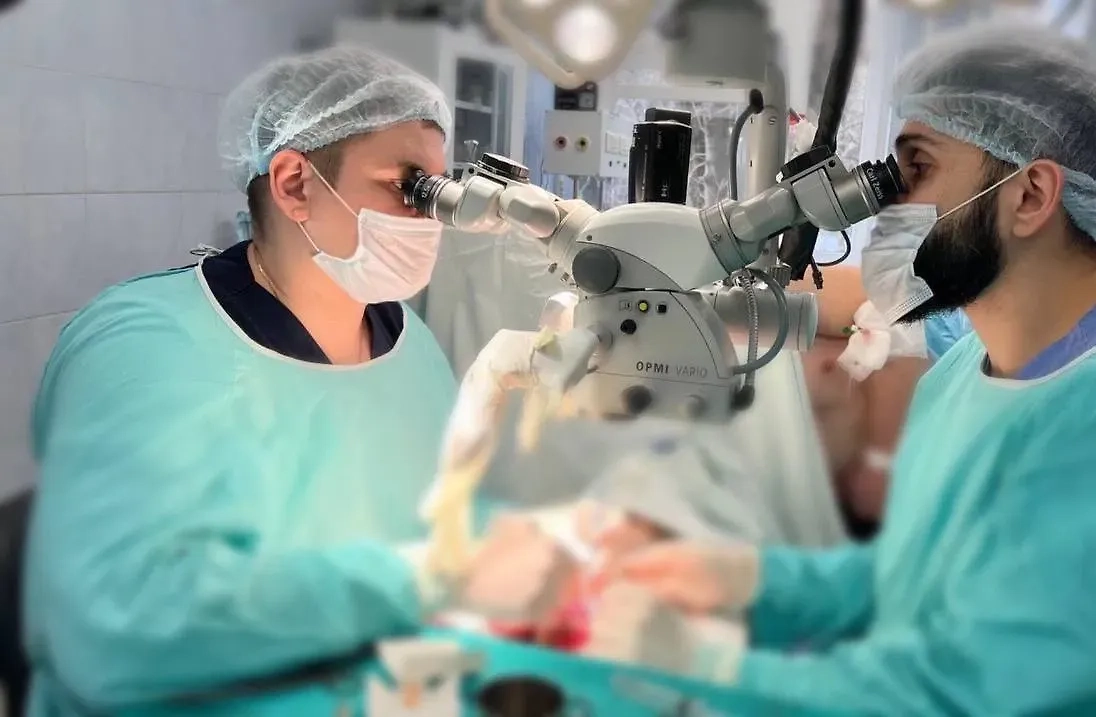 Врачи Центра микрохирургии кисти. Обложка © Telegram / Московская медицина 